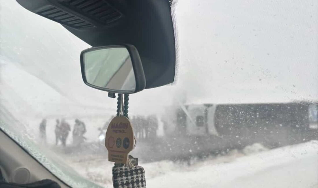 Siirt’in Kurtalan ilçesinde meydana gelen trafik kazasında bir kamyon devrildi