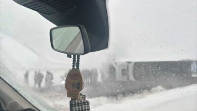 Siirt’in Kurtalan ilçesinde meydana gelen trafik kazasında bir kamyon devrildi