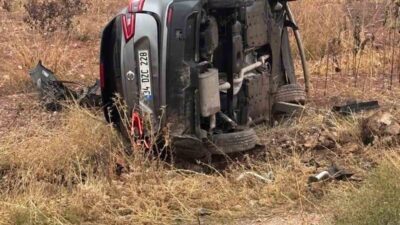 Siirt’in Kurtalan ilçesinde meydana gelen bir olayda bir otomobil devrilerek