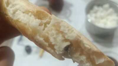 Kurtalan ilçesinde bir fırından satın alınan ekmeğin içinde sinek çıktı.