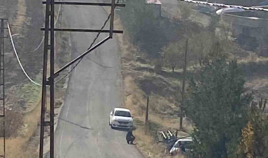 Siirt’in Kurtalan ilçesinde bir otomobilin yol kenarına savrulduğu bildirildi. Kazada