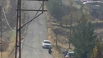 Siirt’in Kurtalan ilçesinde bir otomobilin yol kenarına savrulduğu bildirildi. Kazada