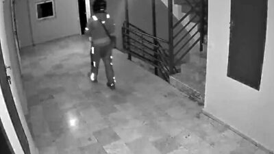 Ankara’nın Sincan ilçesinde, bir kuryenin bir binanın merdivenlerine tuvaletini yapması