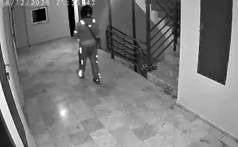 Ankara’nın Sincan ilçesinde, bir kuryenin bir binanın merdivenlerine tuvaletini yapması