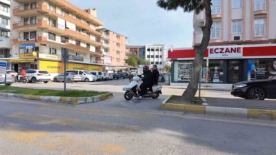 Kuşadası İlçe Emniyet Müdürlüğü’nün Trafik Büro Amirliği ekipleri, yaya geçitlerinde