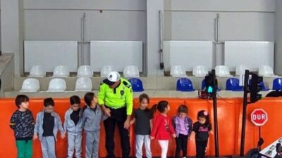 Kütahya İl Emniyet Müdürlüğü trafik ekipleri, Simav ilçesinde öğrencilere ve