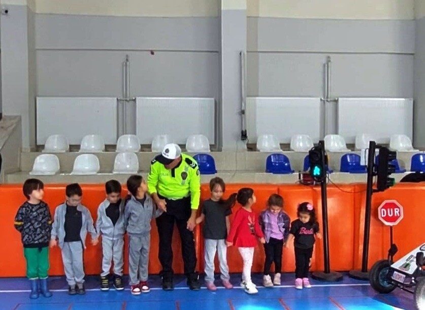 Kütahya İl Emniyet Müdürlüğü trafik ekipleri, Simav ilçesinde öğrencilere ve