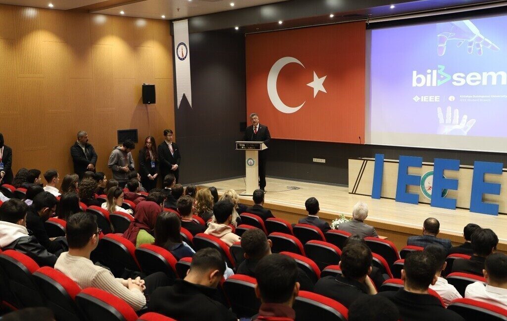 Kütahya Dumlupınar Üniversitesi’nde düzenlenen 14. Bilişim Semineri’nde teknoloji ve girişimcilik
