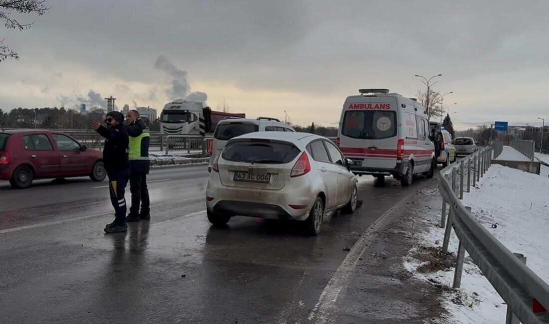 Tavşanlı ilçesinde meydana gelen bir trafik kazasında, buzlanma sebebiyle kayganlaşan