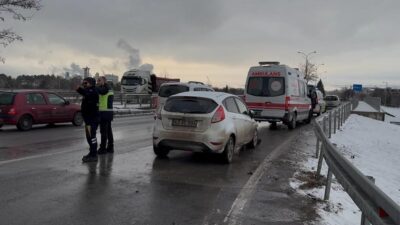 Tavşanlı ilçesinde meydana gelen bir trafik kazasında, buzlanma sebebiyle kayganlaşan