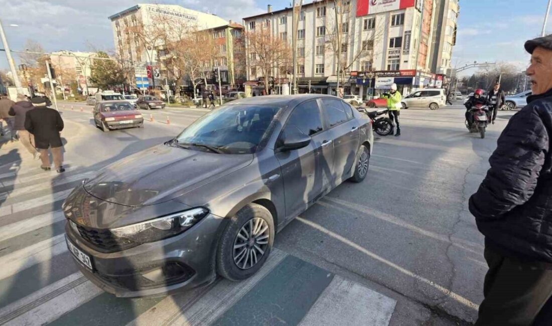 Kütahya kent merkezinde, Zafer Meydanı’nda meydana gelen trafik kazasında bir