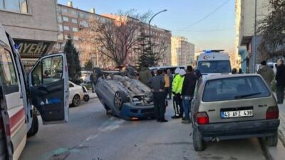 Kütahya’da, bir sürücünün kontrolünden çıkan aracın park halindeki diğer araçlara