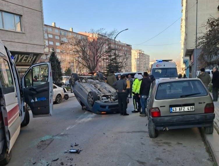 Kütahya’da, bir sürücünün kontrolünden çıkan aracın park halindeki diğer araçlara