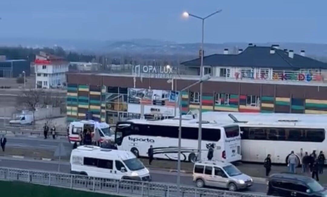 Kütahya’da meydana gelen trafik kazasında 3 işçi yaralandı. Olay, Kütahya-Afyonkarahisar