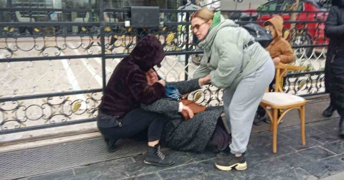 Düzce ilinde iflas nedeniyle kapandığı iddia edilen kuyumcuda paralarını ve