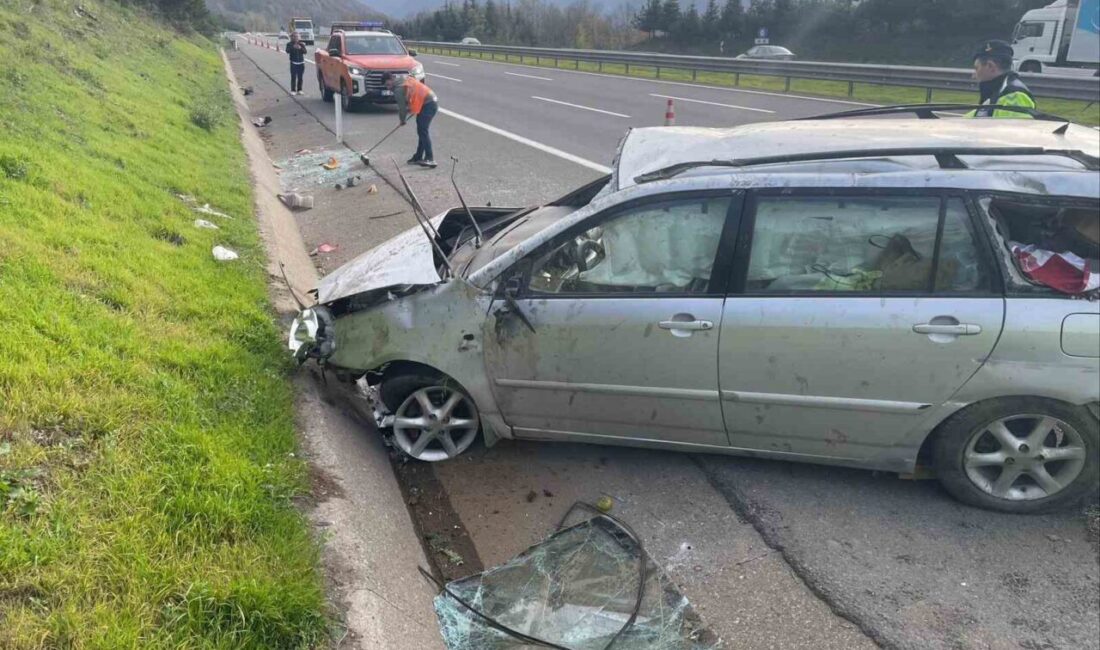 Anadolu Otoyolu Düzce kesiminde bir aracın lastiği patladı ve bariyere