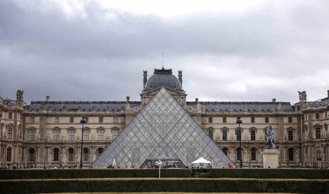 Louvre Müzesi’nde meydana gelen su sızıntısı nedeniyle Mısır antik eserler