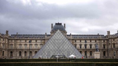 Louvre Müzesi’nde meydana gelen su sızıntısı nedeniyle Mısır antik eserler