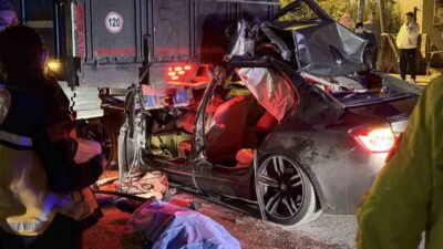 Adana’da meydana gelen trafik kazasında, kamyona arkadan çarpan lüks aracın