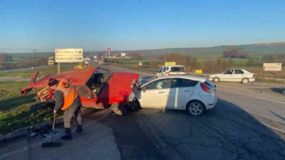 Kırklareli’nin Lüleburgaz ilçesinde meydana gelen trafik kazasında kavşakta çarpışan otomobil