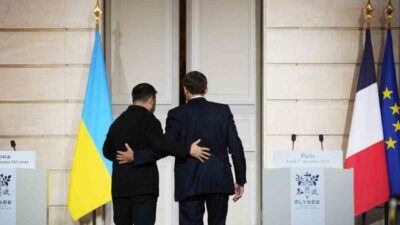 Fransa Cumhurbaşkanı Emmanuel Macron, Ukrayna Devlet Başkanı Vladimir Zelenskiy ile