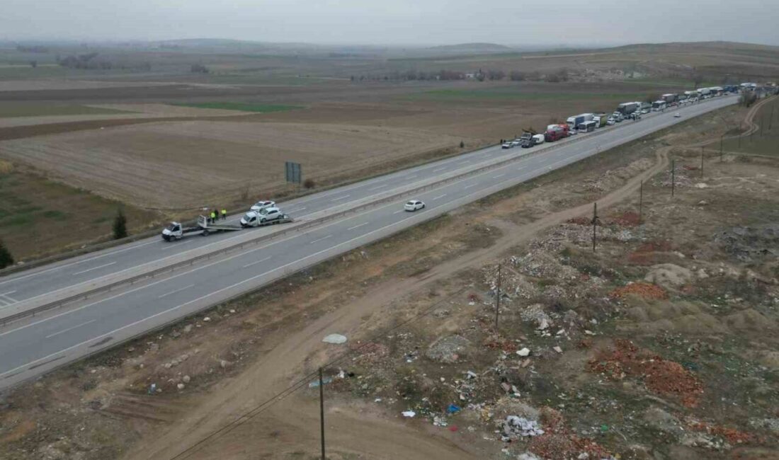 Afyonkarahisar’da meydana gelen trafik kazasında, bir otomobili taşıyan çekicinin bariyerlere