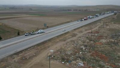 Afyonkarahisar’da meydana gelen trafik kazasında, bir otomobili taşıyan çekicinin bariyerlere