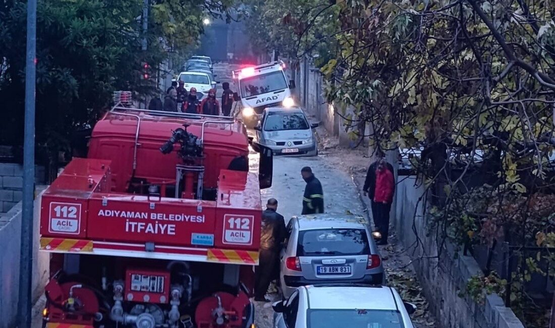 Adıyaman ilinde, yağış nedeniyle çöken yolda mahsur kalan AFAD (Afet