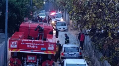 Adıyaman ilinde, yağış nedeniyle çöken yolda mahsur kalan AFAD (Afet