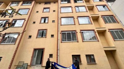 Edirne’de bir kedinin yüksekte mahsur kalmasıyla vatandaşlar harekete geçti. Şükrüpaşa