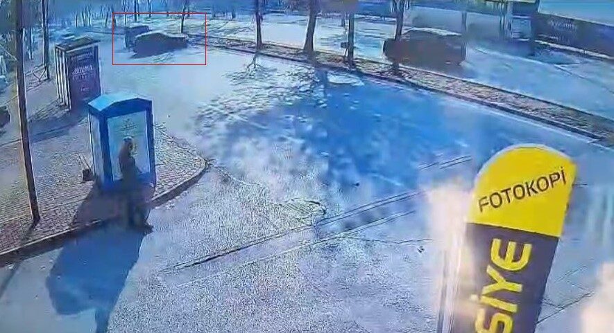 Konya’da meydana gelen trafik kazasında sürücü direksiyon hakimiyetini kaybederek ağaca