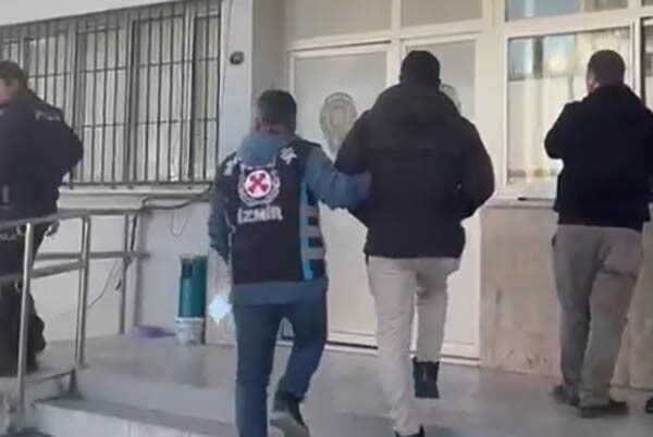 Bornova ilçesinde makas atarak trafiği tehlikeye sokan bir sürücü, polisin