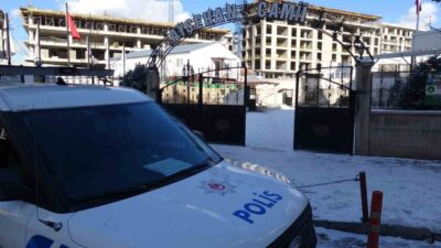 Malatya’da bir cami tuvaletinde baygın halde bulunan genç, hastaneye kaldırıldı.