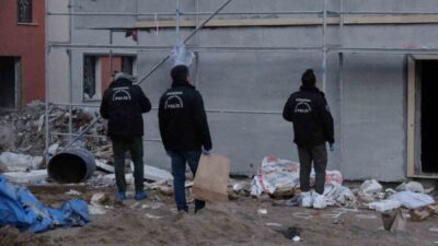 Malatya’da altı katlı bir binanın inşaatında çalışan bir işçi, çatıdan