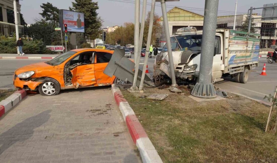 Malatya’da, bir ticari taksi ile kamyonetin karıştığı trafik kazasında 2