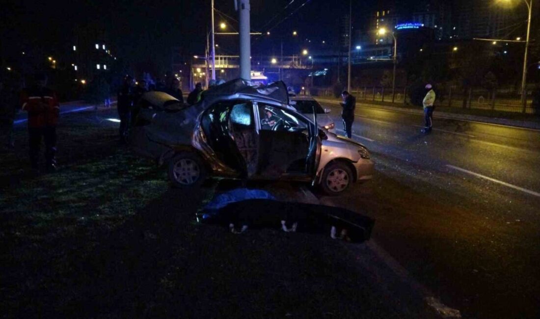 Malatya’da bir otomobil, sürücüsünün kontrolünden çıkarak trambüs direğine çarptı. Kazada