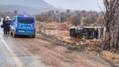 Malatya’da sürücüsünün kontrolünden çıkan bir kamyon, önce park halindeki bir