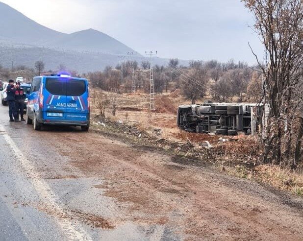 Malatya’da sürücüsünün kontrolünden çıkan bir kamyon, önce park halindeki bir