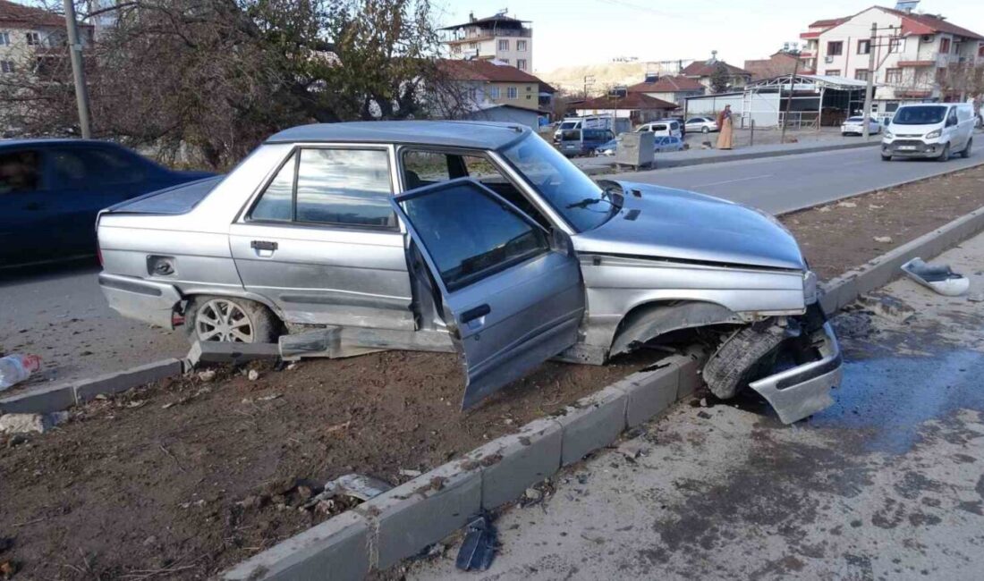 Malatya’da, bir temizlik aracı ile çarpışan otomobil, orta refüje çıkarak