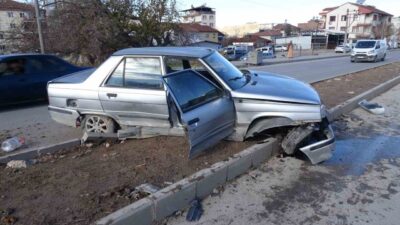 Malatya’da, bir temizlik aracı ile çarpışan otomobil, orta refüje çıkarak