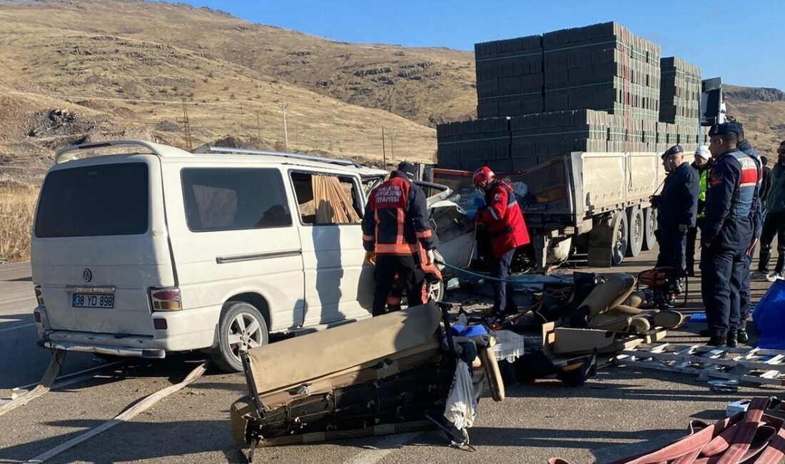Malatya’nın Akçadağ ilçesinde meydana gelen trafik kazasında tır ile minibüs
