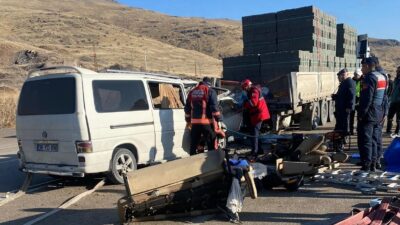 Malatya’nın Akçadağ ilçesinde meydana gelen trafik kazasında tır ile minibüs