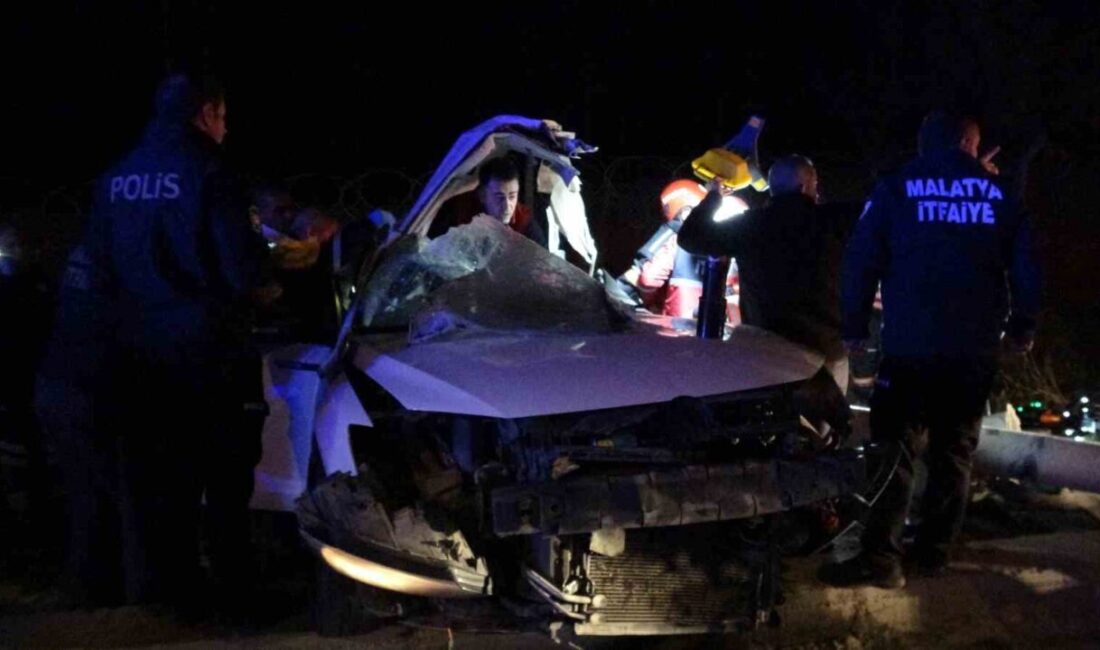 Malatya’da meydana gelen trafik kazasında sürücüsünün kontrolünü kaybettiği otomobil, çarptığı