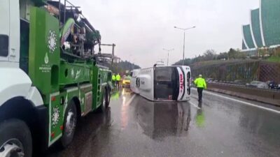 Maltepe ilçesinde, yağış nedeniyle kayganlaşan yolda havalimanı personelini taşıyan bir