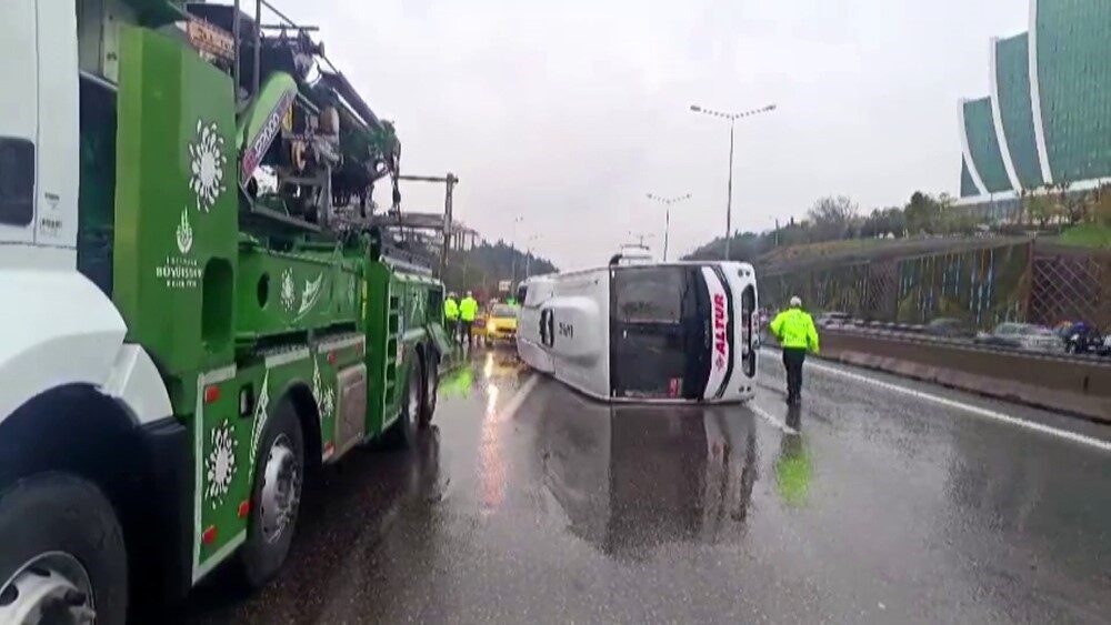 Maltepe ilçesinde, yağış nedeniyle kayganlaşan yolda havalimanı personelini taşıyan bir