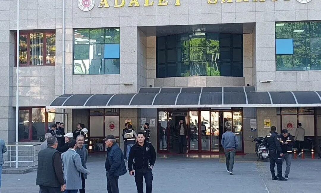 Manavgat Belediyesi’nde yolsuzluk iddialarını inceleyen mahkemede tutuksuz yargılanan eski Toros