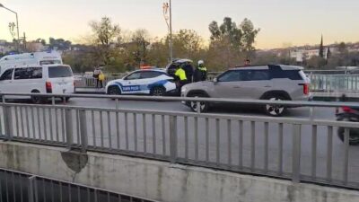 Manavgat ilçesinde yaşanan trafik kazasında bir motosiklet sürücüsü, devrilen motosikletinin