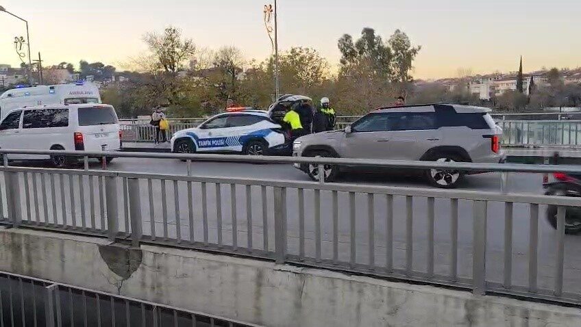 Manavgat ilçesinde yaşanan trafik kazasında bir motosiklet sürücüsü, devrilen motosikletinin