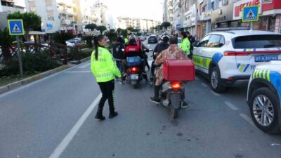 Manavgat ilçesinde trafik ekipleri tarafından yapılan denetimlerde 895 motosiklet kontrol