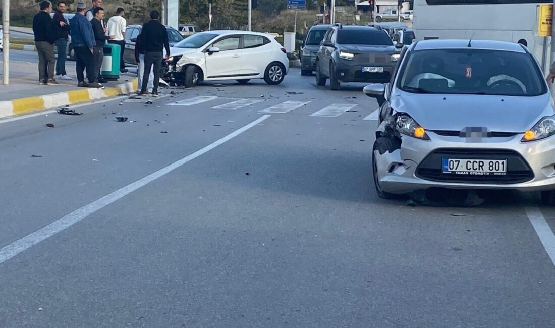 Manavgat ilçesinde meydana gelen trafik kazasında, iki aracın çarpışması sonucu